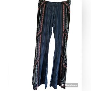NWT Darah Dahl Get Real Pants in Blue and Black Print. Women’s Large